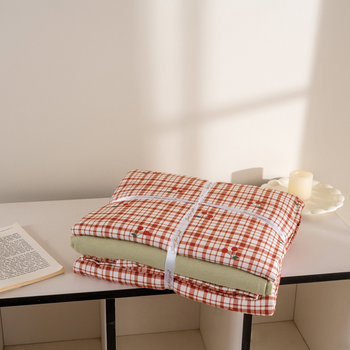 91家纺网 家纺一手货源 找家纺 梦可莱家居 2026春夏新款全棉纯棉针织棉印花小清新可爱Ins风四件套 格子樱桃