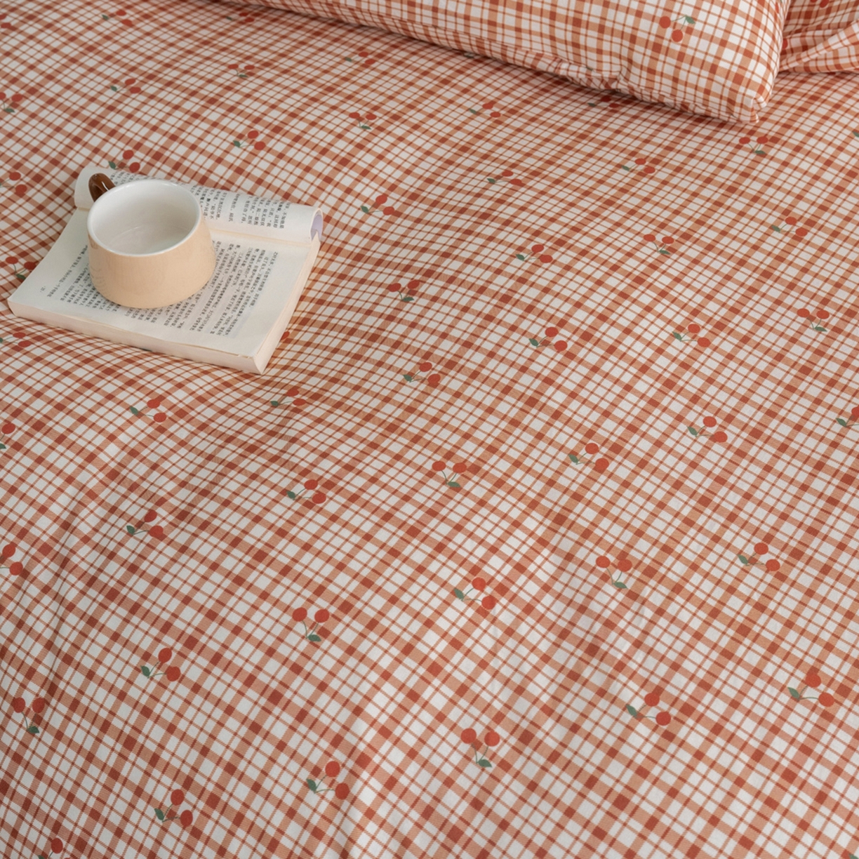 91家纺网 家纺一手货源 找家纺 梦可莱家居 2026春夏新款全棉纯棉针织棉印花小清新可爱Ins风四件套 格子樱桃