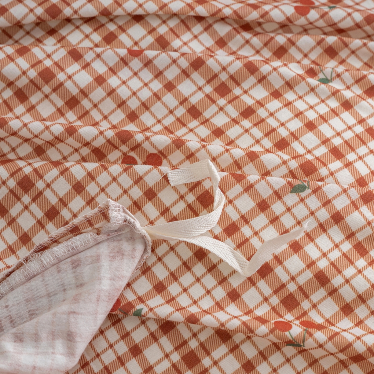 91家纺网 家纺一手货源 找家纺 梦可莱家居 2026春夏新款全棉纯棉针织棉印花小清新可爱Ins风四件套 格子樱桃