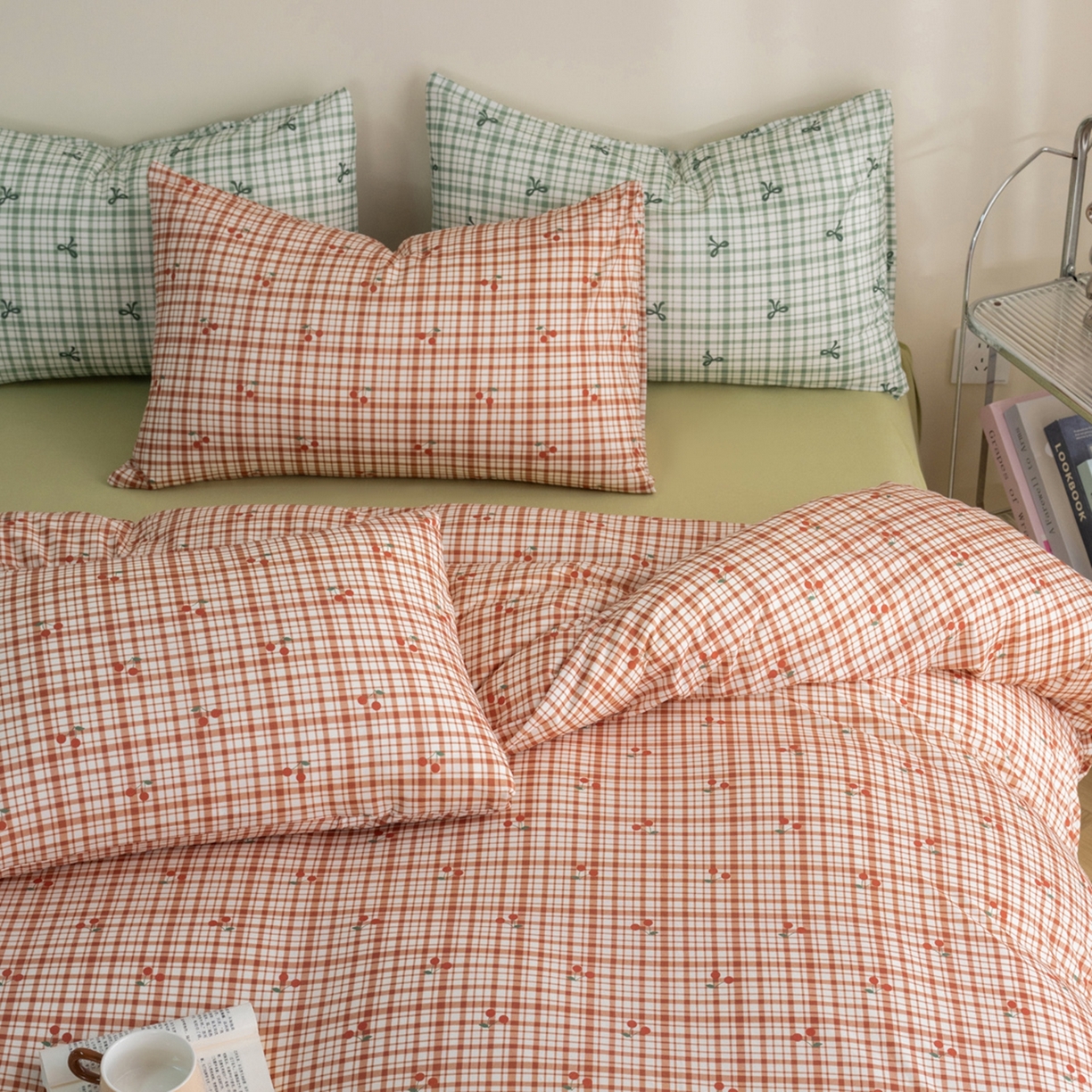 91家纺网 家纺一手货源 找家纺 梦可莱家居 2026春夏新款全棉纯棉针织棉印花小清新可爱Ins风四件套 格子樱桃