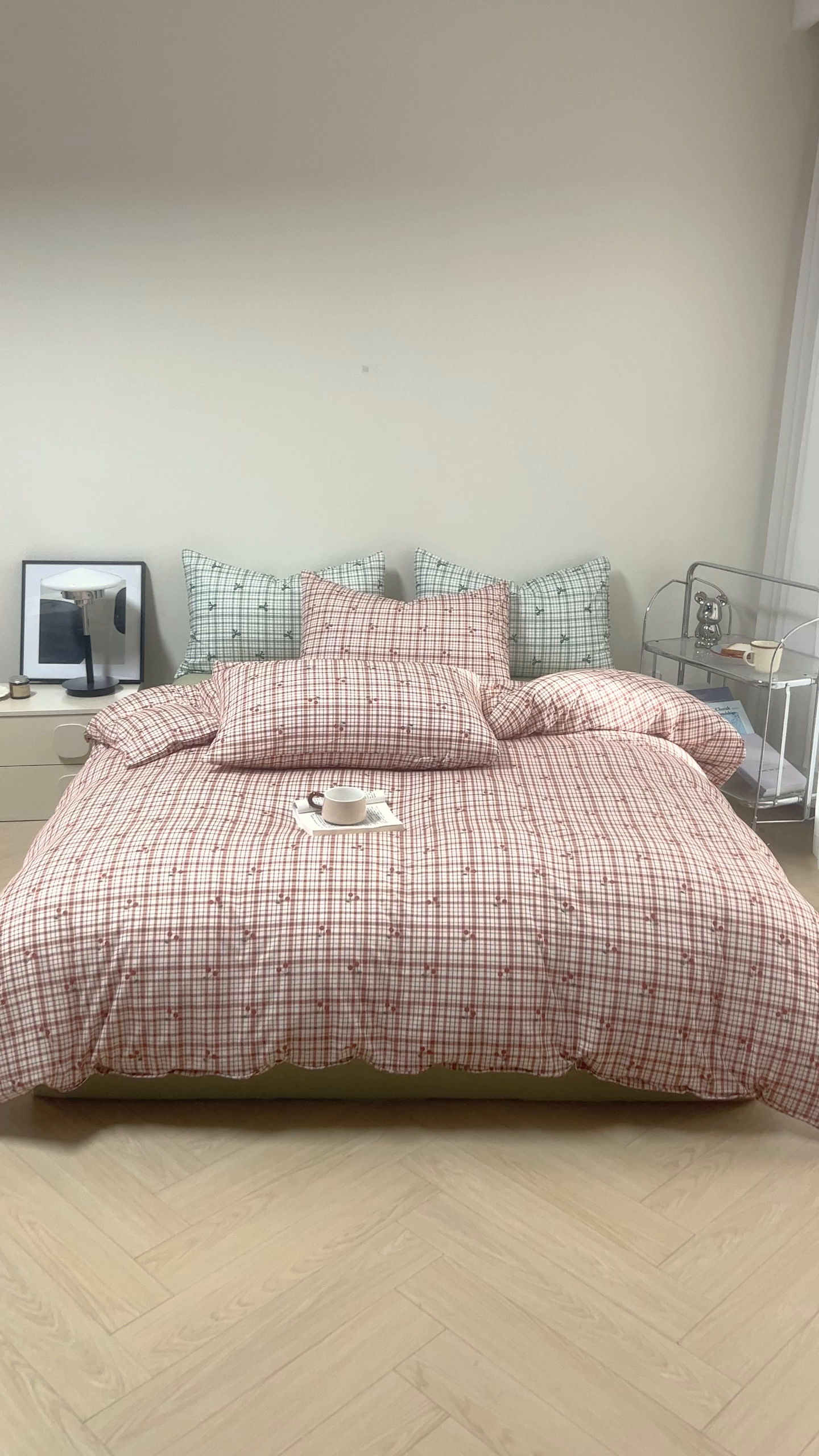 91家纺网 家纺一手货源 找家纺 梦可莱家居 2026春夏新款全棉纯棉针织棉印花小清新可爱Ins风四件套 格子樱桃