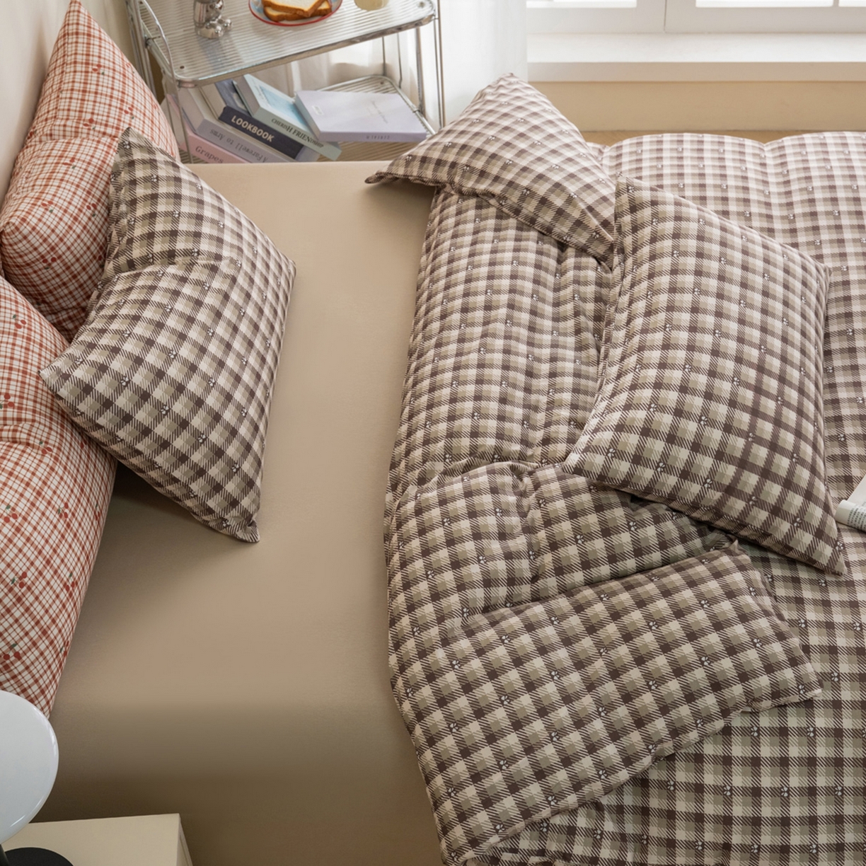 91家纺网 家纺一手货源 找家纺 梦可莱家居 2026春夏新款全棉纯棉针织棉印花小清新可爱Ins风四件套 咖格