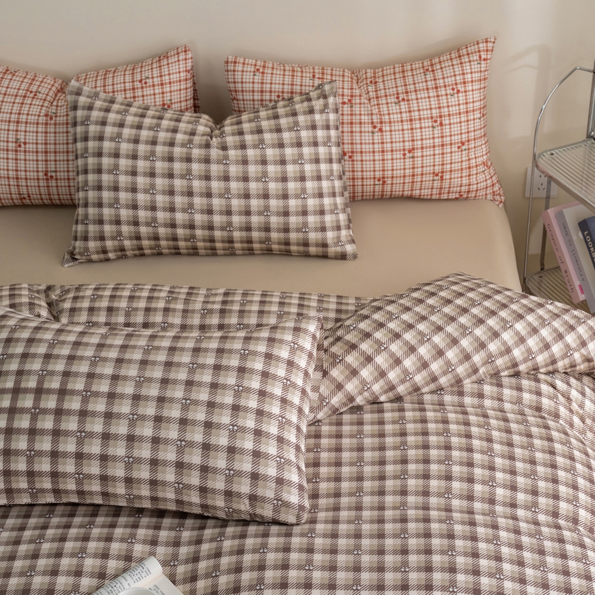 91家纺网 家纺一手货源 找家纺 梦可莱家居 2026春夏新款全棉纯棉针织棉印花小清新可爱Ins风四件套 咖格