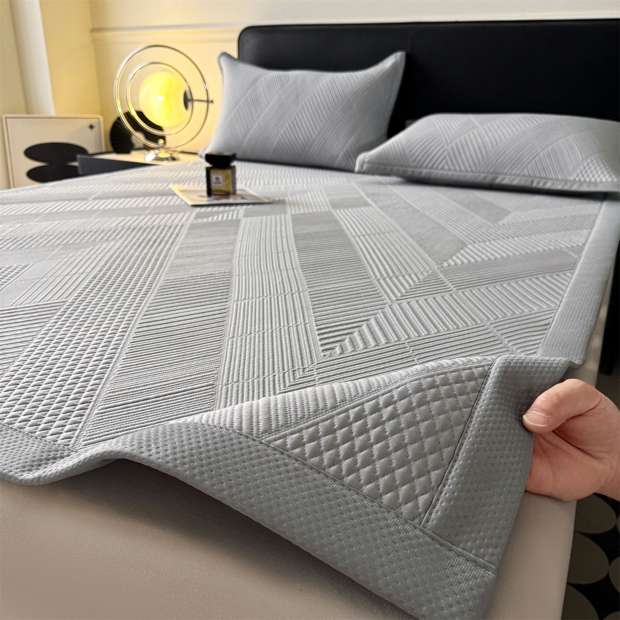 91家纺网 家纺一手货源 找家纺 （总）耐思家纺 2026新品A类高克重高端复合三明治PE乙纶提花冰豆豆凉席床笠都市棱境系列（提供买家秀）