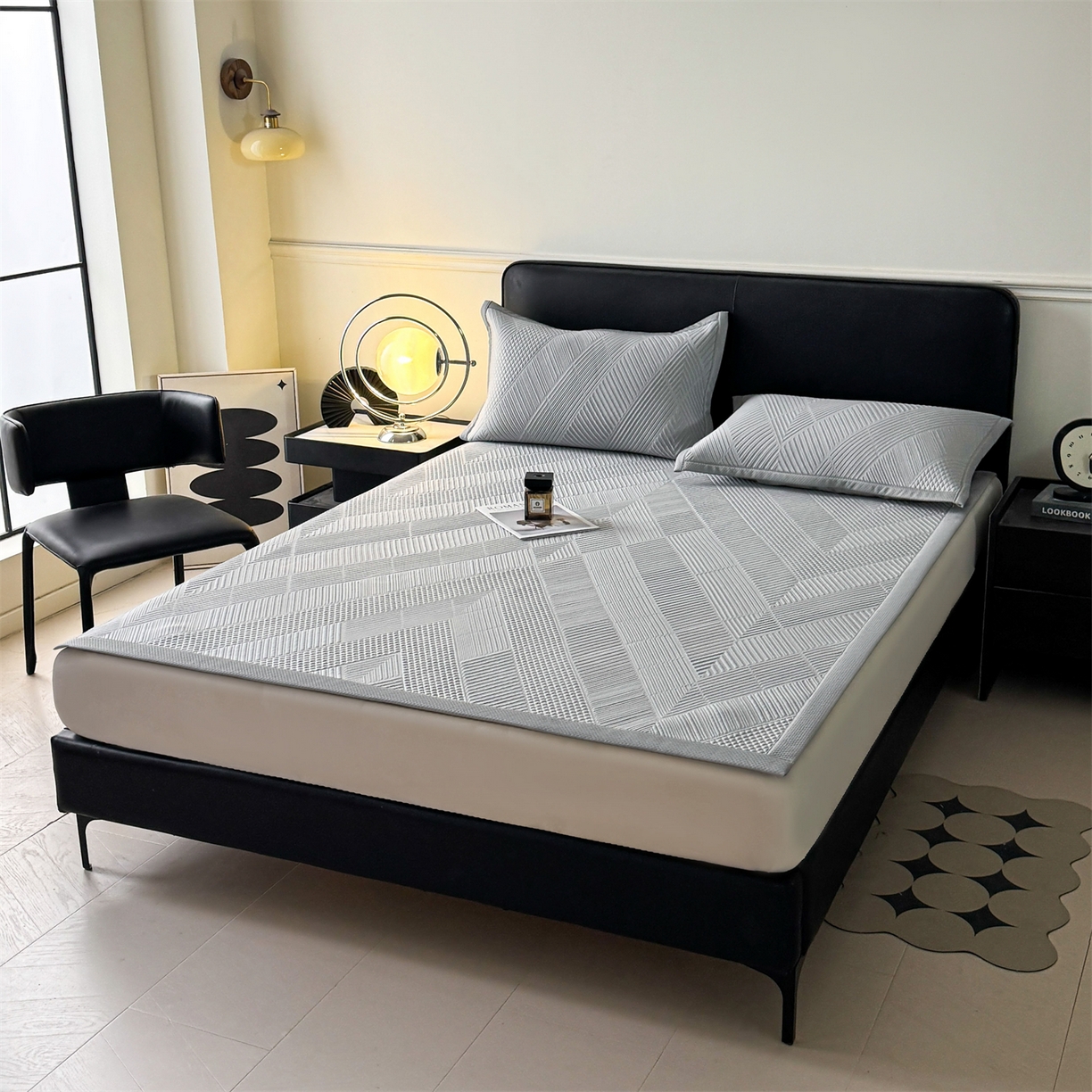 91家纺网 家纺一手货源 找家纺 耐思家纺 2026新品A类高克重高端复合三明治PE乙纶提花冰豆豆凉席床笠都市棱境系列（提供买家秀） 都市棱境-灰床席款