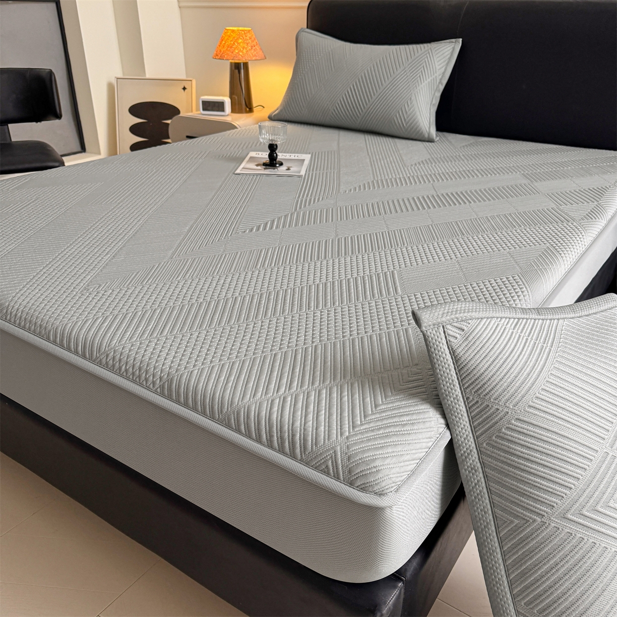 91家纺网 家纺一手货源 找家纺 耐思家纺 2026新品A类高克重高端复合三明治PE乙纶提花冰豆豆凉席床笠都市棱境系列（提供买家秀） 都市棱境-灰床笠款