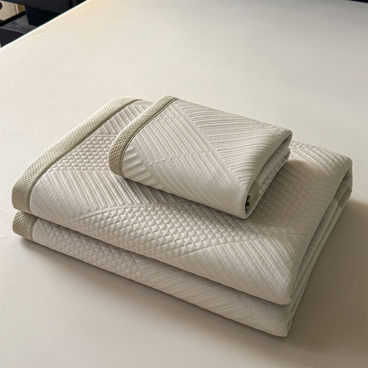 91家纺网 家纺一手货源 找家纺 耐思家纺 2026新品A类高克重高端复合三明治PE乙纶提花冰豆豆凉席床笠都市棱境系列（提供买家秀） 都市棱境-卡其床席款