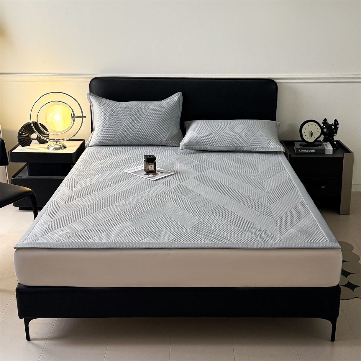 91家纺网 家纺一手货源 找家纺 耐思家纺 2026新品A类高克重高端复合三明治PE乙纶提花冰豆豆凉席床笠都市棱境系列（提供买家秀） 都市棱境-灰床席款