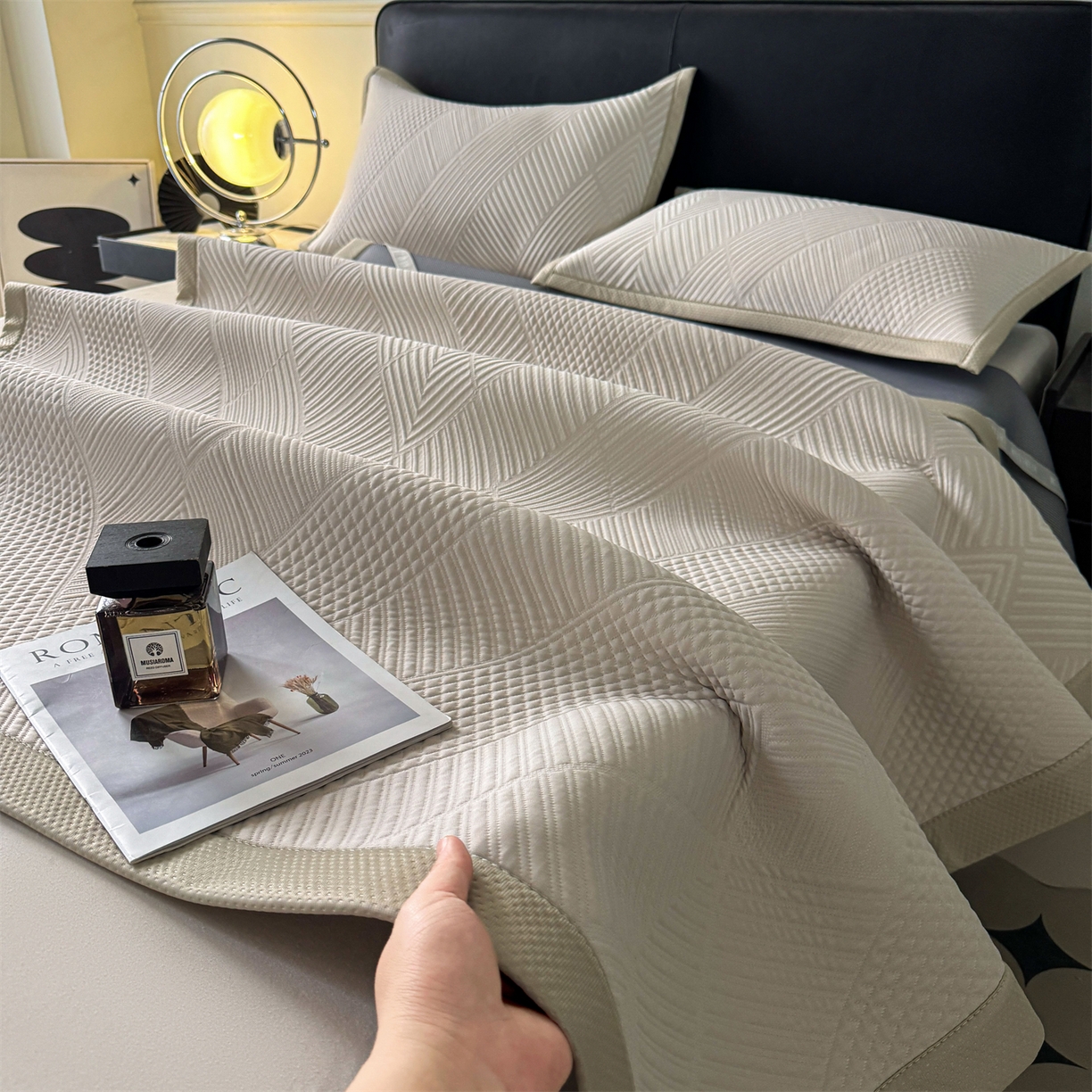 91家纺网 家纺一手货源 找家纺 耐思家纺 2026新品A类高克重高端复合三明治PE乙纶提花冰豆豆凉席床笠都市棱境系列（提供买家秀） 都市棱境-卡其床席款