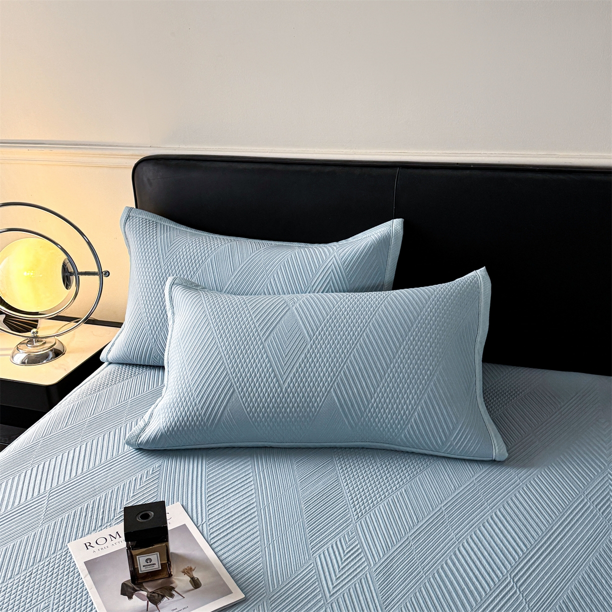 91家纺网 家纺一手货源 找家纺 耐思家纺 2026新品A类高克重高端复合三明治PE乙纶提花冰豆豆凉席床笠都市棱境系列（提供买家秀） 都市棱境-蓝床席款