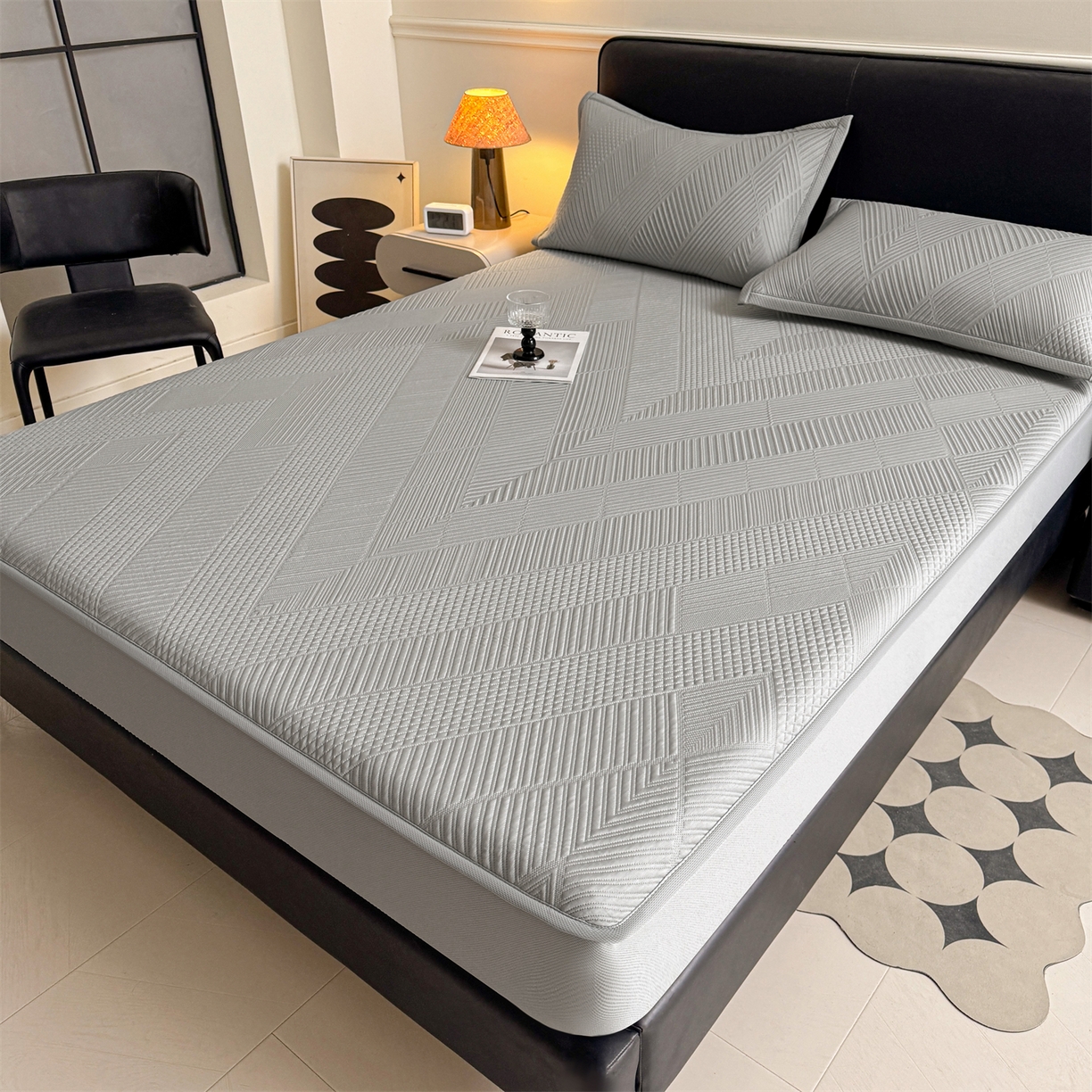 91家纺网 家纺一手货源 找家纺 耐思家纺 2026新品A类高克重高端复合三明治PE乙纶提花冰豆豆凉席床笠都市棱境系列（提供买家秀） 都市棱境-灰床笠款