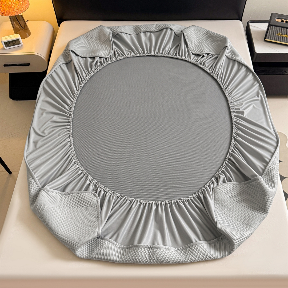 91家纺网 家纺一手货源 找家纺 耐思家纺 2026新品A类高克重高端复合三明治PE乙纶提花冰豆豆凉席床笠都市棱境系列（提供买家秀） 都市棱境-灰床笠款