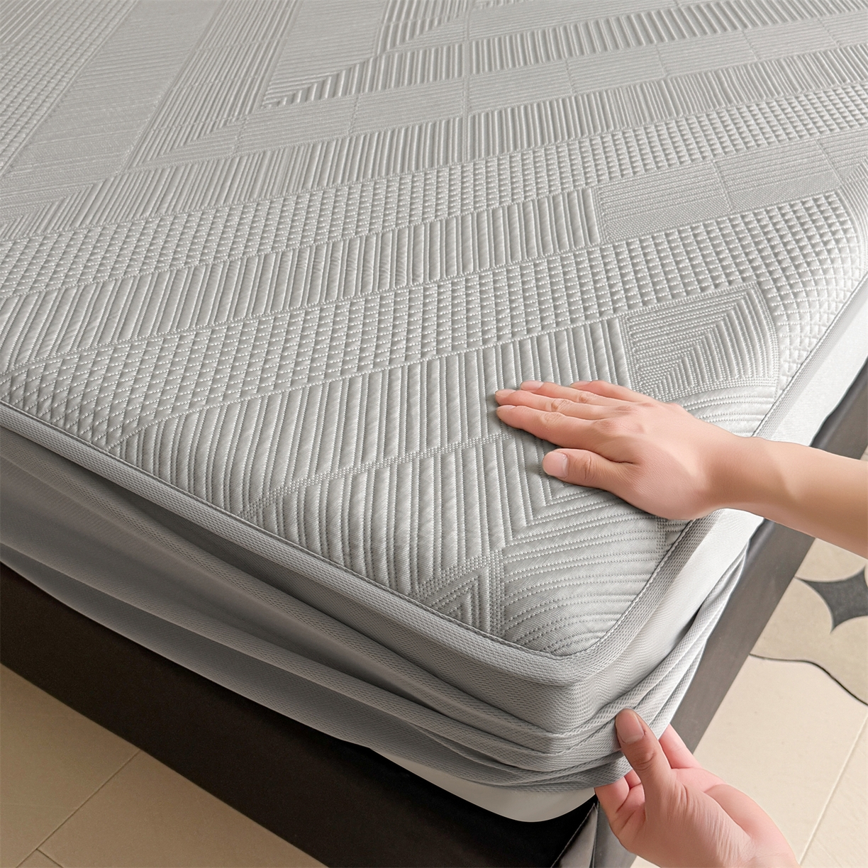 91家纺网 家纺一手货源 找家纺 耐思家纺 2026新品A类高克重高端复合三明治PE乙纶提花冰豆豆凉席床笠都市棱境系列（提供买家秀） 都市棱境-灰床笠款