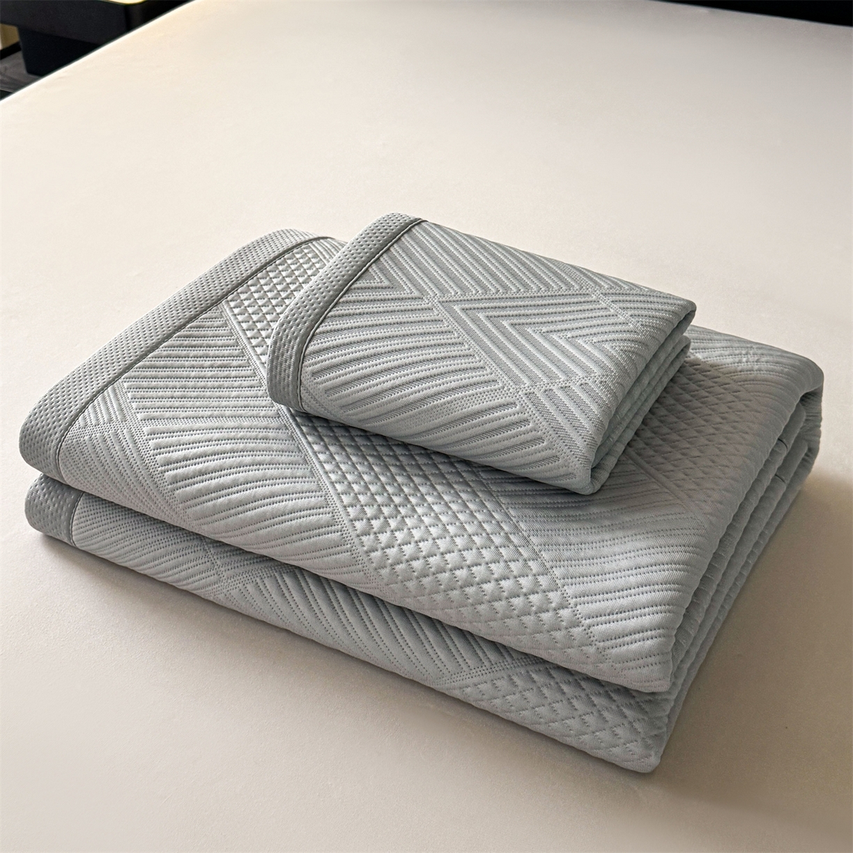 91家纺网 家纺一手货源 找家纺 耐思家纺 2026新品A类高克重高端复合三明治PE乙纶提花冰豆豆凉席床笠都市棱境系列（提供买家秀） 都市棱境-灰床席款