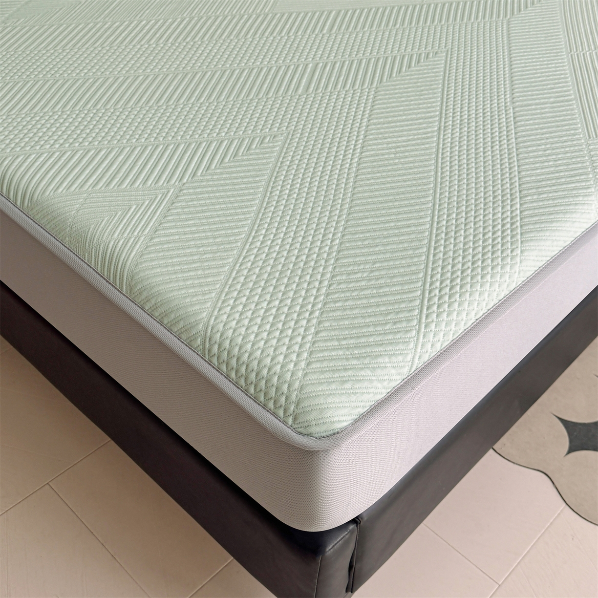 91家纺网 家纺一手货源 找家纺 耐思家纺 2026新品A类高克重高端复合三明治PE乙纶提花冰豆豆凉席床笠都市棱境系列（提供买家秀） 都市棱境-绿床笠款