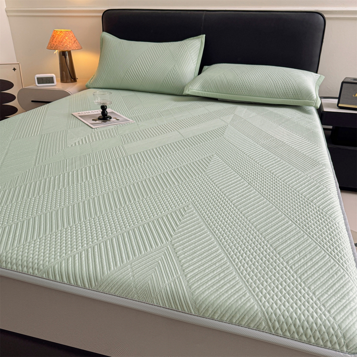 91家纺网 家纺一手货源 找家纺 耐思家纺 2026新品A类高克重高端复合三明治PE乙纶提花冰豆豆凉席床笠都市棱境系列（提供买家秀） 都市棱境-绿床笠款