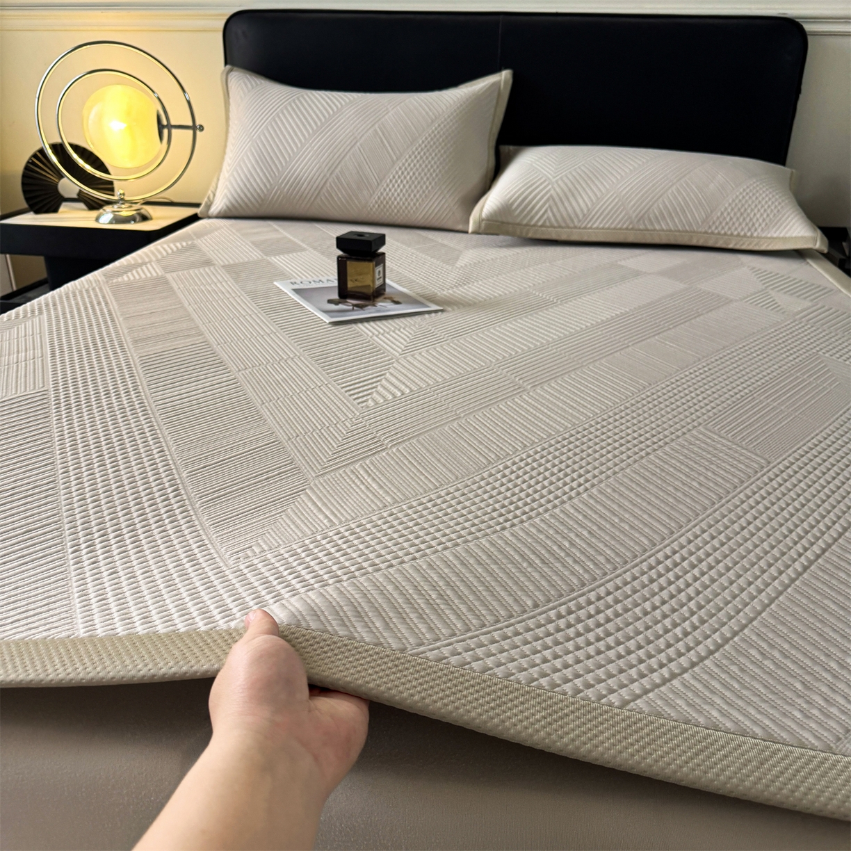 91家纺网 家纺一手货源 找家纺 耐思家纺 2026新品A类高克重高端复合三明治PE乙纶提花冰豆豆凉席床笠都市棱境系列（提供买家秀） 都市棱境-卡其床席款
