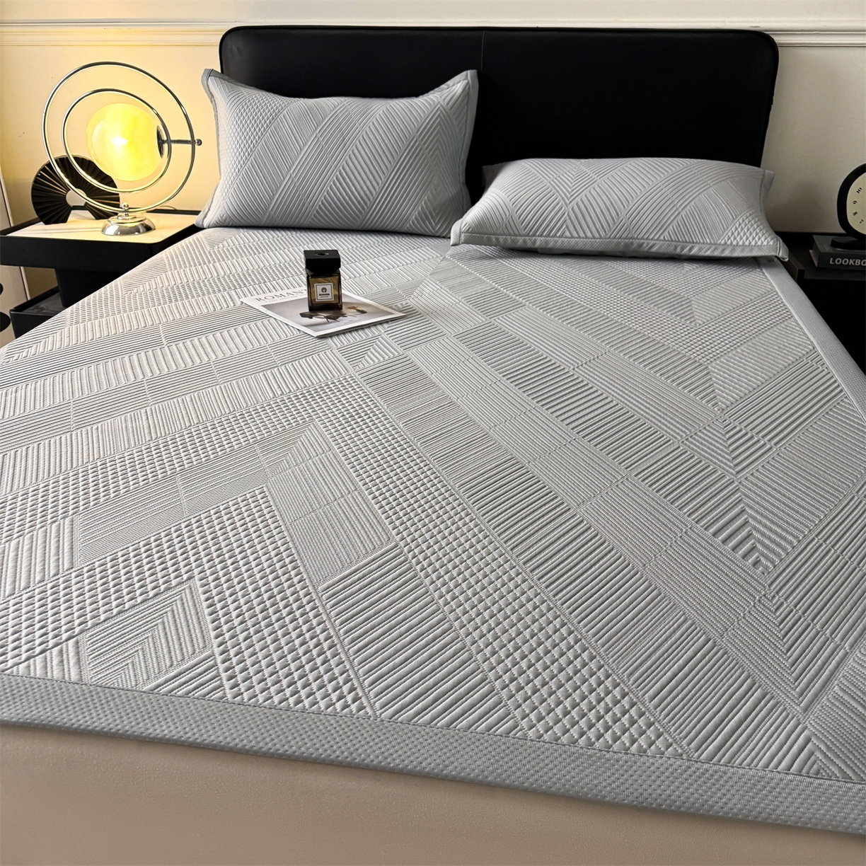 91家纺网 家纺一手货源 找家纺 耐思家纺 2026新品A类高克重高端复合三明治PE乙纶提花冰豆豆凉席床笠都市棱境系列（提供买家秀） 都市棱境-灰床席款