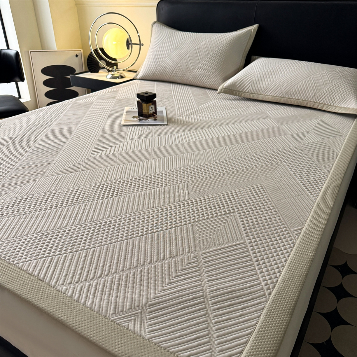 91家纺网 家纺一手货源 找家纺 耐思家纺 2026新品A类高克重高端复合三明治PE乙纶提花冰豆豆凉席床笠都市棱境系列（提供买家秀） 都市棱境-卡其床席款