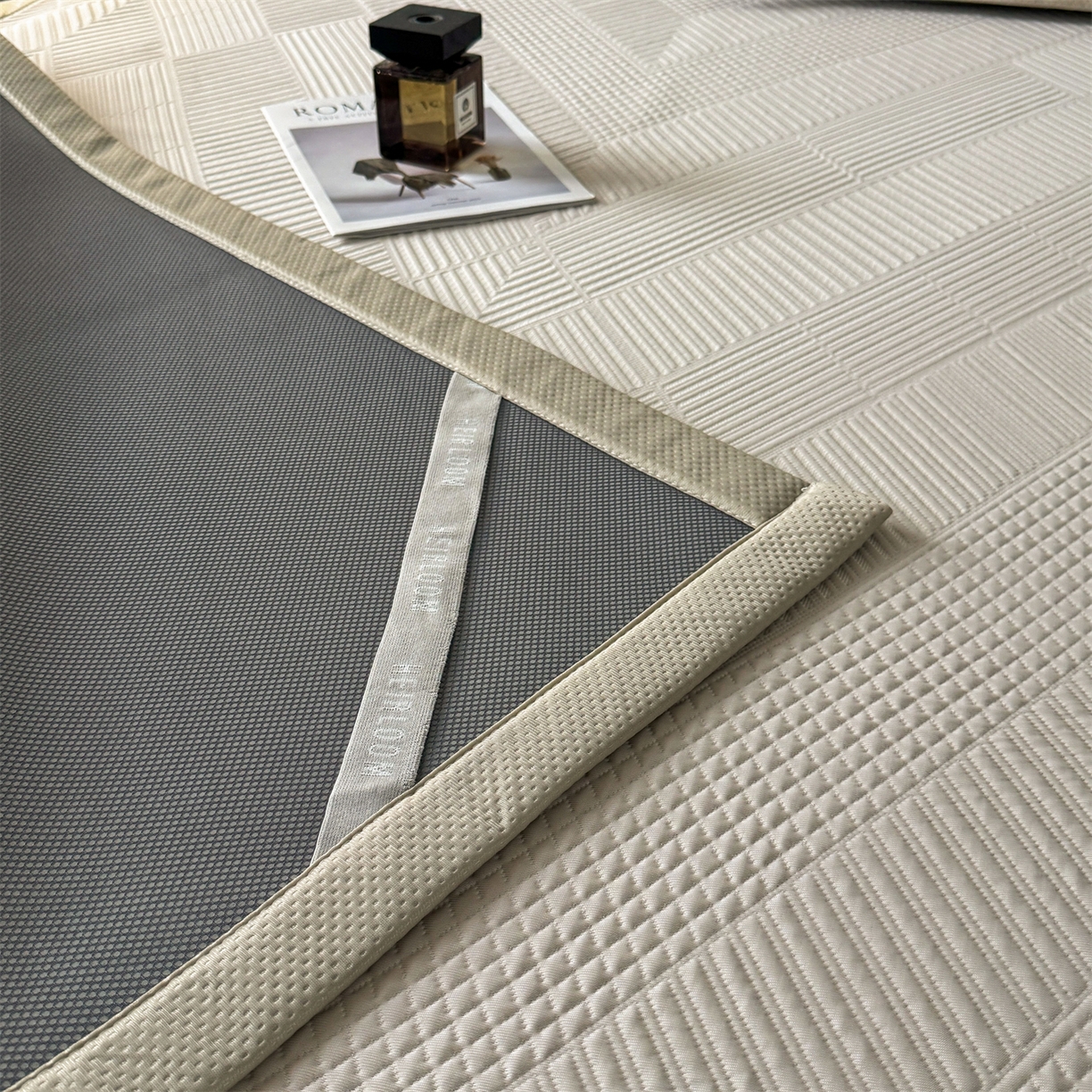 91家纺网 家纺一手货源 找家纺 耐思家纺 2026新品A类高克重高端复合三明治PE乙纶提花冰豆豆凉席床笠都市棱境系列（提供买家秀） 都市棱境-卡其床席款