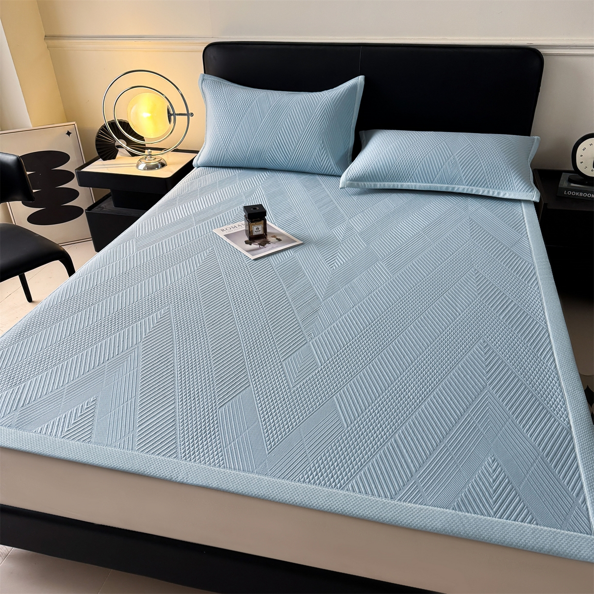 91家纺网 家纺一手货源 找家纺 耐思家纺 2026新品A类高克重高端复合三明治PE乙纶提花冰豆豆凉席床笠都市棱境系列（提供买家秀） 都市棱境-蓝床席款