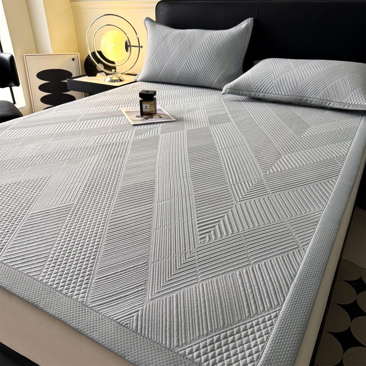 91家纺网 家纺一手货源 找家纺 耐思家纺 2026新品A类高克重高端复合三明治PE乙纶提花冰豆豆凉席床笠都市棱境系列（提供买家秀） 都市棱境-灰床席款