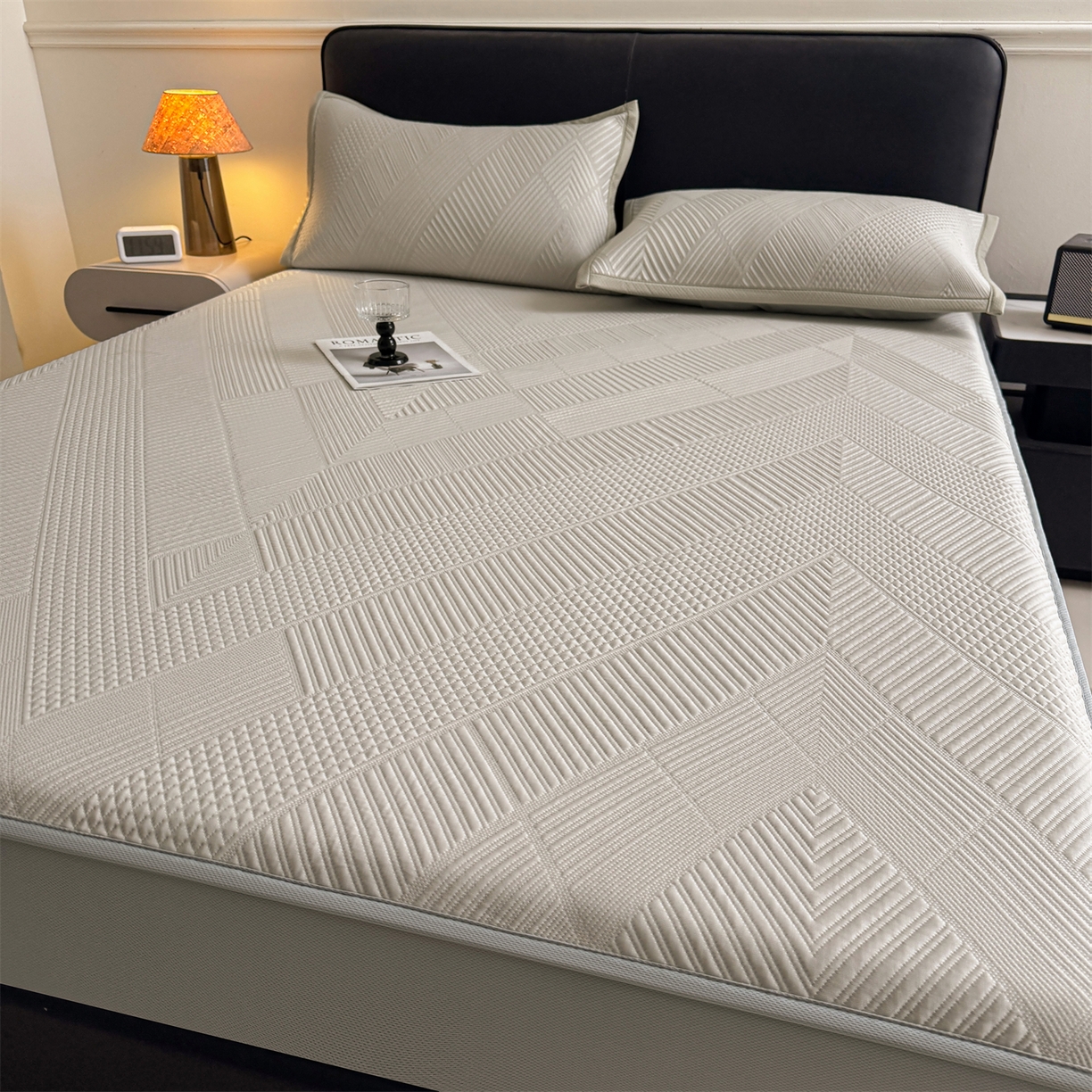 91家纺网 家纺一手货源 找家纺 耐思家纺 2026新品A类高克重高端复合三明治PE乙纶提花冰豆豆凉席床笠都市棱境系列（提供买家秀） 都市棱境-卡其床笠款