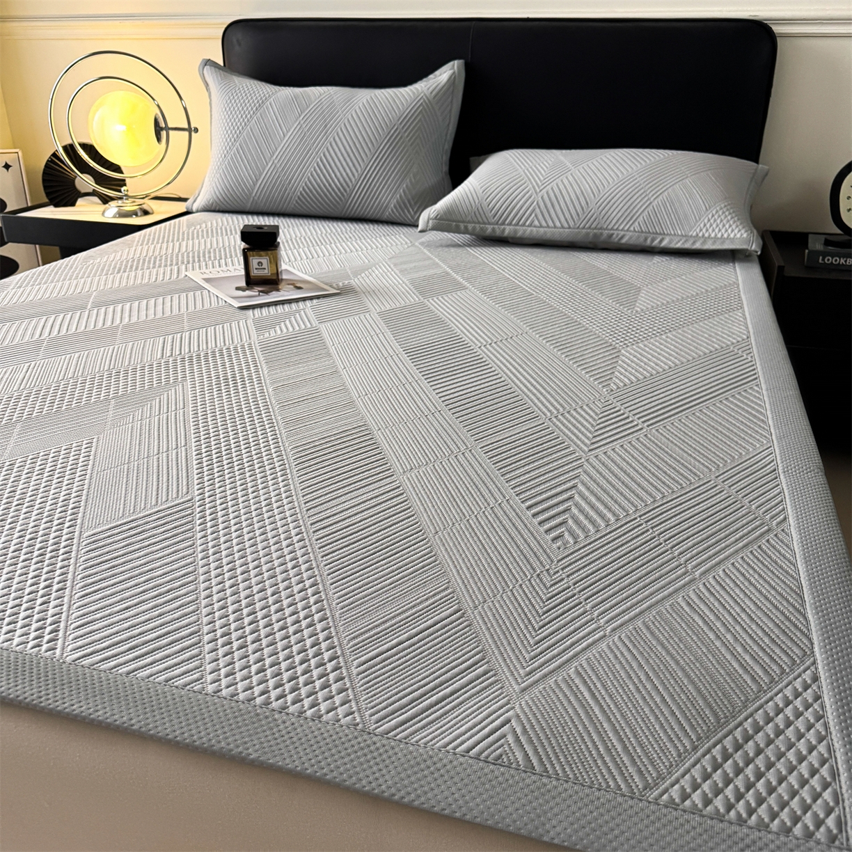 91家纺网 家纺一手货源 找家纺 耐思家纺 2026新品A类高克重高端复合三明治PE乙纶提花冰豆豆凉席床笠都市棱境系列（提供买家秀） 都市棱境-灰床席款