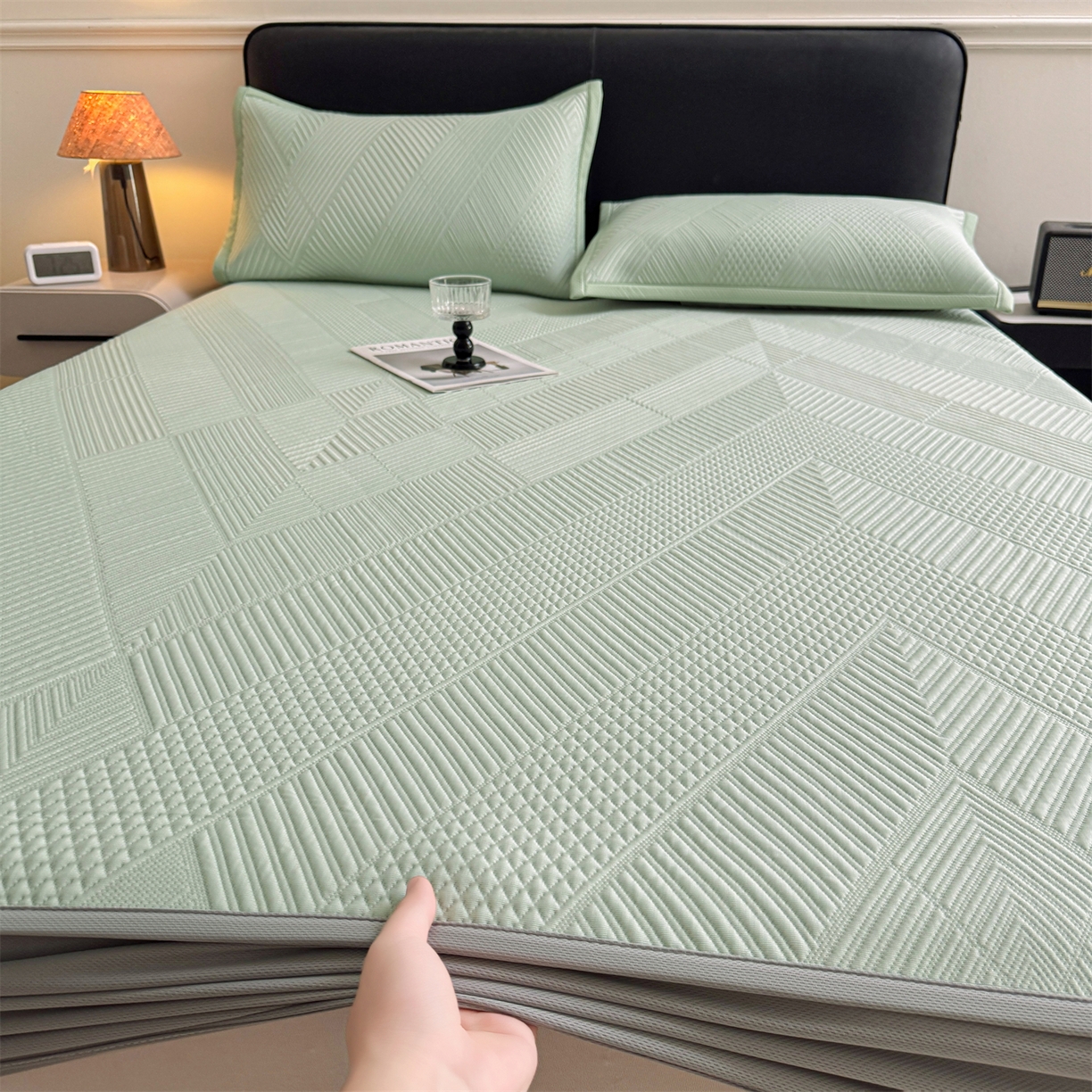 91家纺网 家纺一手货源 找家纺 耐思家纺 2026新品A类高克重高端复合三明治PE乙纶提花冰豆豆凉席床笠都市棱境系列（提供买家秀） 都市棱境-绿床笠款
