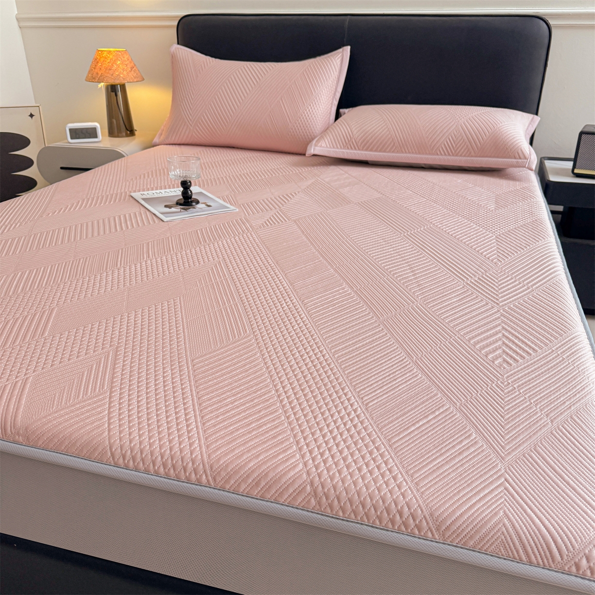 91家纺网 家纺一手货源 找家纺 耐思家纺 2026新品A类高克重高端复合三明治PE乙纶提花冰豆豆凉席床笠都市棱境系列（提供买家秀） 都市棱境-粉床笠款