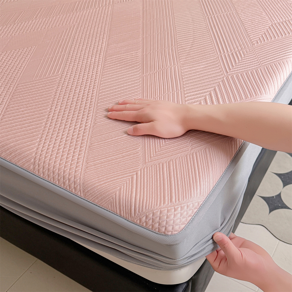 91家纺网 家纺一手货源 找家纺 耐思家纺 2026新品A类高克重高端复合三明治PE乙纶提花冰豆豆凉席床笠都市棱境系列（提供买家秀） 都市棱境-粉床笠款