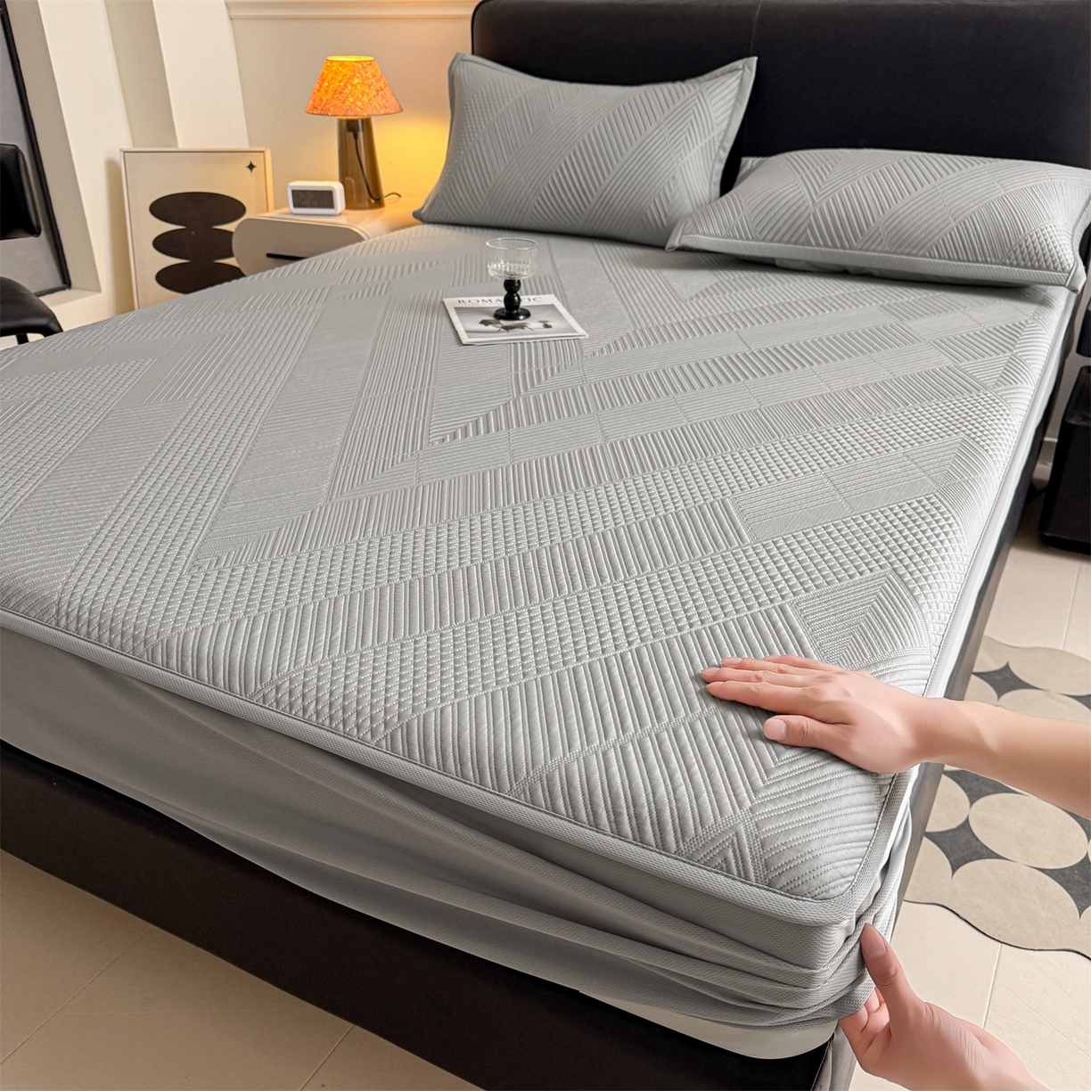 91家纺网 家纺一手货源 找家纺 耐思家纺 2026新品A类高克重高端复合三明治PE乙纶提花冰豆豆凉席床笠都市棱境系列（提供买家秀） 都市棱境-灰床笠款