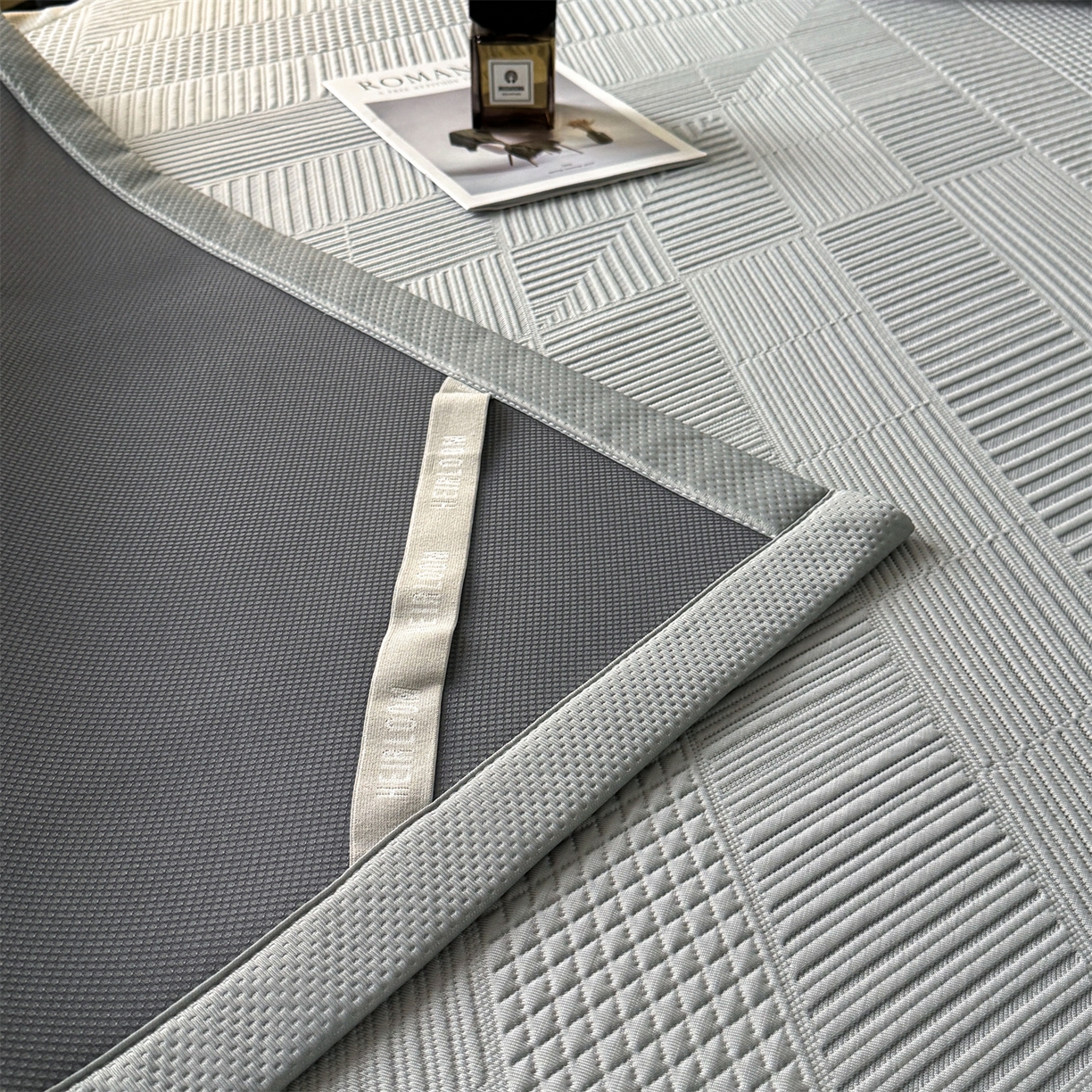 91家纺网 家纺一手货源 找家纺 耐思家纺 2026新品A类高克重高端复合三明治PE乙纶提花冰豆豆凉席床笠都市棱境系列（提供买家秀） 都市棱境-灰床席款