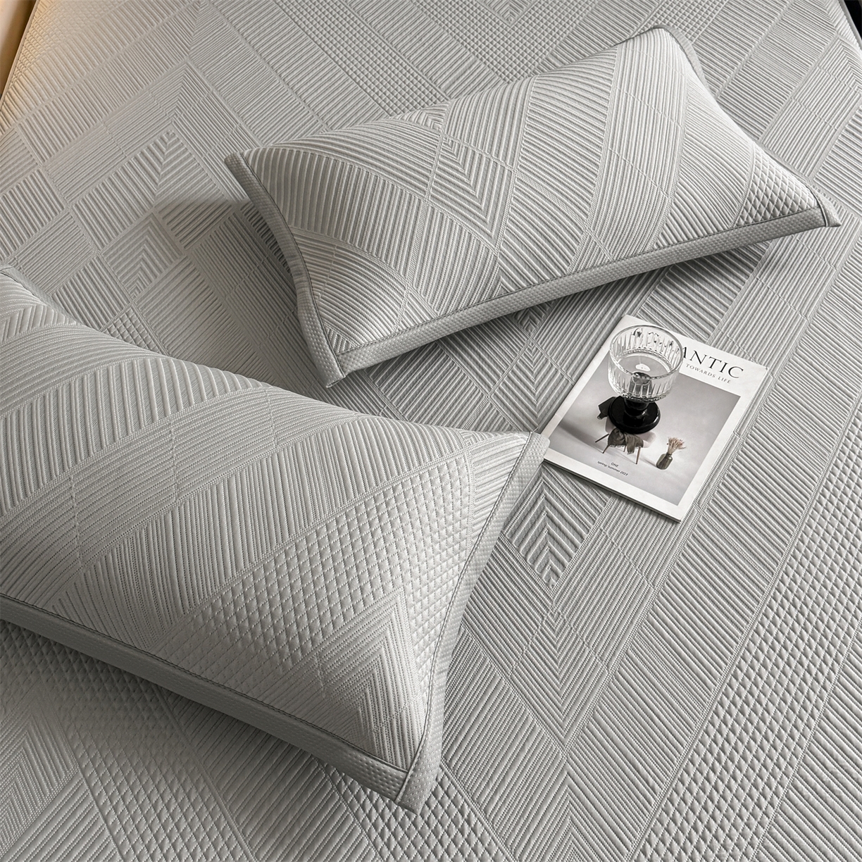 91家纺网 家纺一手货源 找家纺 耐思家纺 2026新品A类高克重高端复合三明治PE乙纶提花冰豆豆凉席床笠都市棱境系列（提供买家秀） 都市棱境-灰床笠款