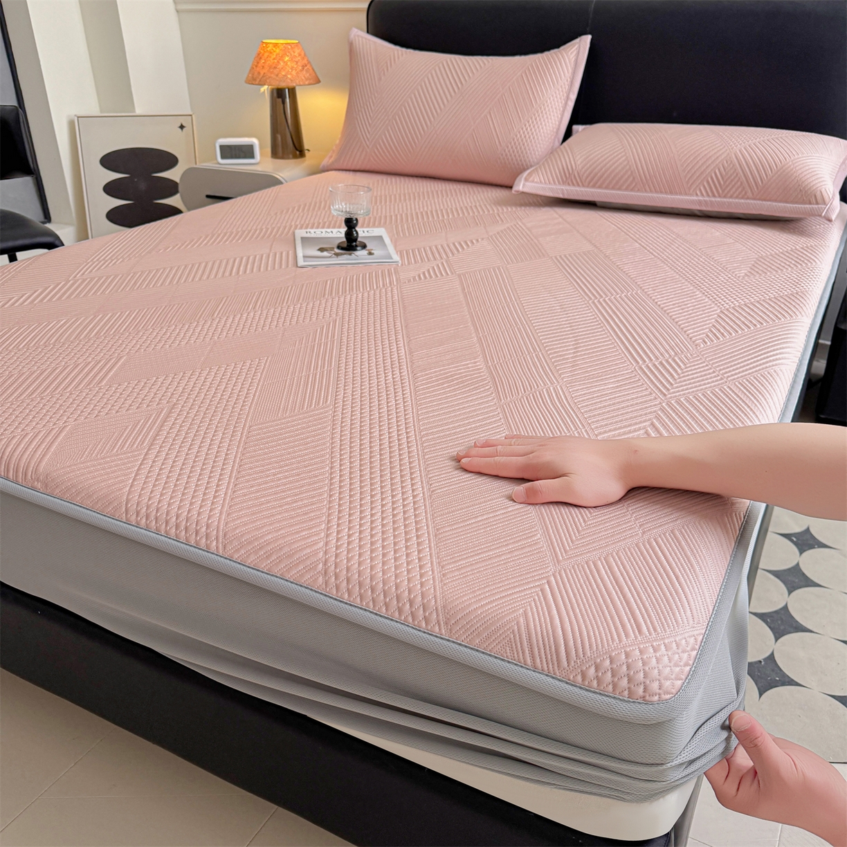 91家纺网 家纺一手货源 找家纺 耐思家纺 2026新品A类高克重高端复合三明治PE乙纶提花冰豆豆凉席床笠都市棱境系列（提供买家秀） 都市棱境-粉床笠款