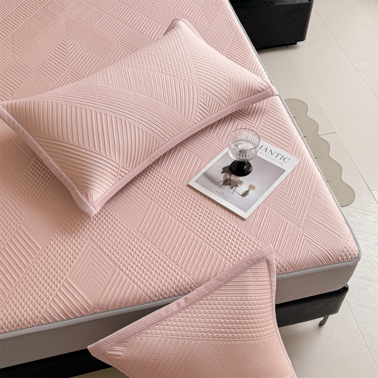 91家纺网 家纺一手货源 找家纺 耐思家纺 2026新品A类高克重高端复合三明治PE乙纶提花冰豆豆凉席床笠都市棱境系列（提供买家秀） 都市棱境-粉床笠款