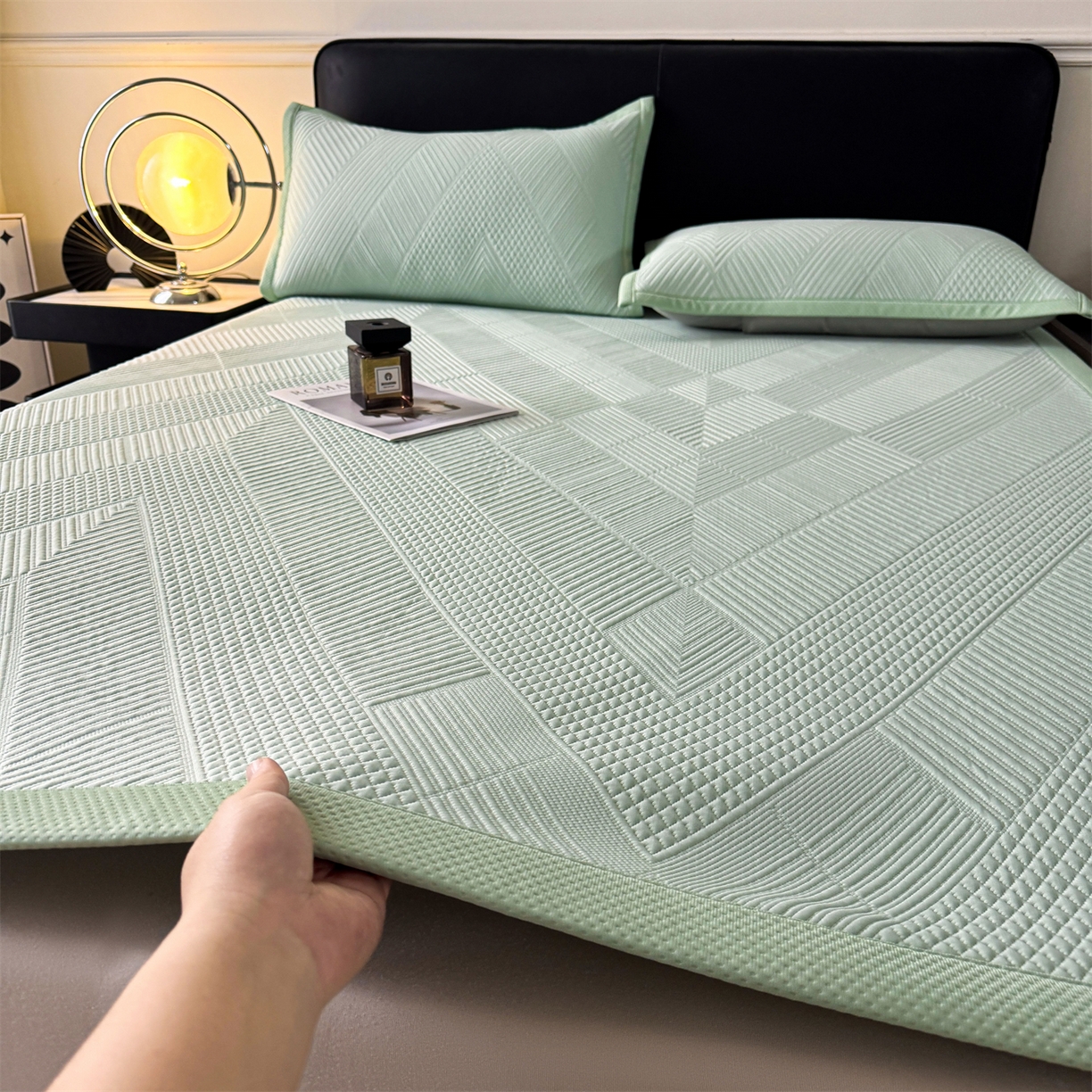 91家纺网 家纺一手货源 找家纺 耐思家纺 2026新品A类高克重高端复合三明治PE乙纶提花冰豆豆凉席床笠都市棱境系列（提供买家秀） 都市棱境-绿床席款