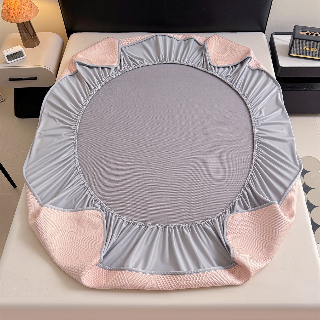 91家纺网 家纺一手货源 找家纺 耐思家纺 2026新品A类高克重高端复合三明治PE乙纶提花冰豆豆凉席床笠都市棱境系列（提供买家秀） 都市棱境-粉床笠款