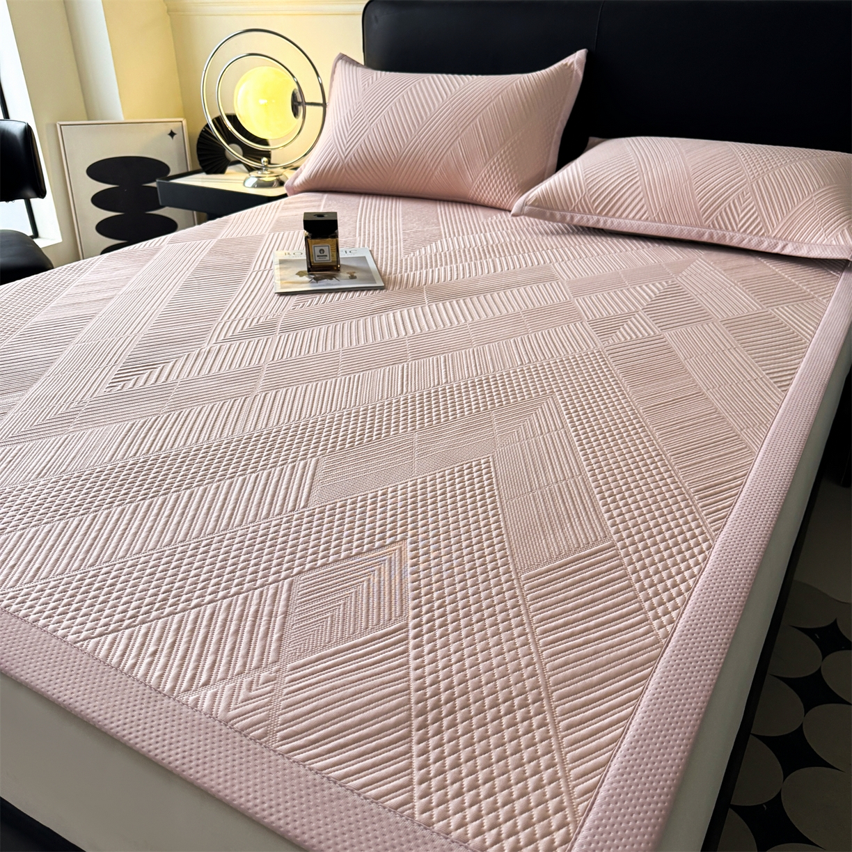 91家纺网 家纺一手货源 找家纺 耐思家纺 2026新品A类高克重高端复合三明治PE乙纶提花冰豆豆凉席床笠都市棱境系列（提供买家秀） 都市棱境-粉床席款