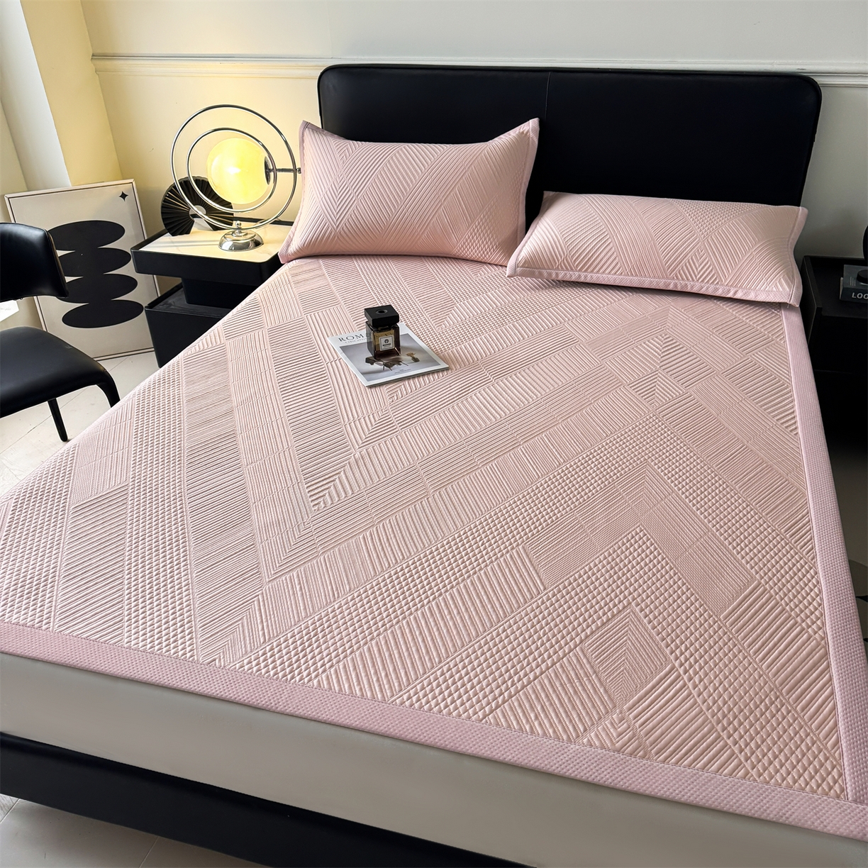 91家纺网 家纺一手货源 找家纺 耐思家纺 2026新品A类高克重高端复合三明治PE乙纶提花冰豆豆凉席床笠都市棱境系列（提供买家秀） 都市棱境-粉床席款