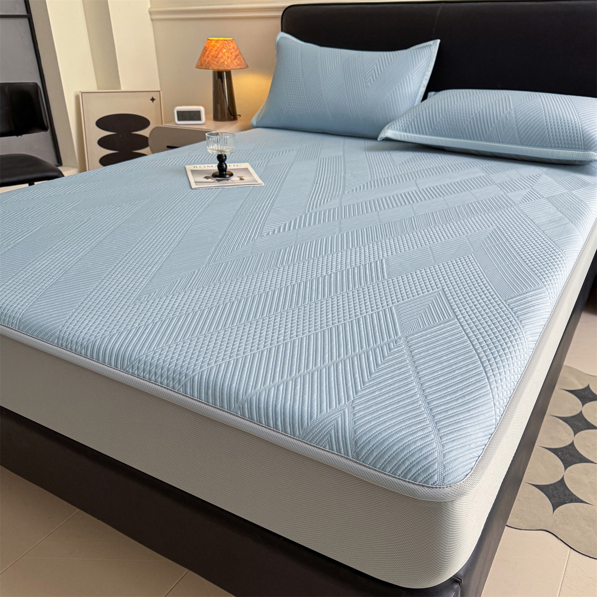 91家纺网 家纺一手货源 找家纺 耐思家纺 2026新品A类高克重高端复合三明治PE乙纶提花冰豆豆凉席床笠都市棱境系列（提供买家秀） 都市棱境-蓝床笠款