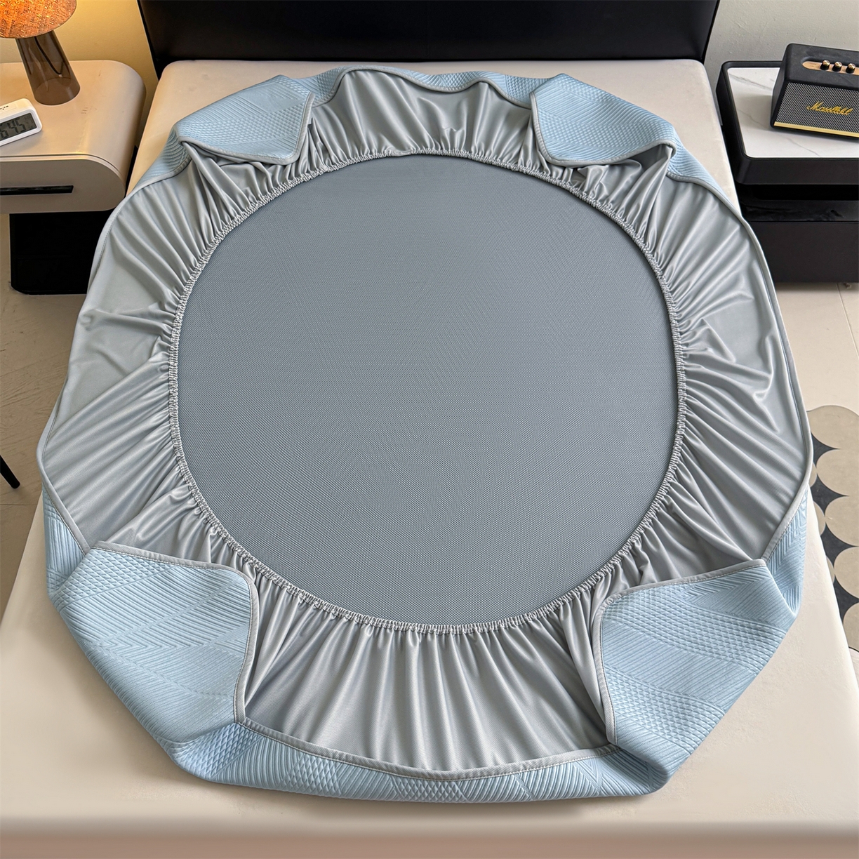 91家纺网 家纺一手货源 找家纺 耐思家纺 2026新品A类高克重高端复合三明治PE乙纶提花冰豆豆凉席床笠都市棱境系列（提供买家秀） 都市棱境-蓝床笠款