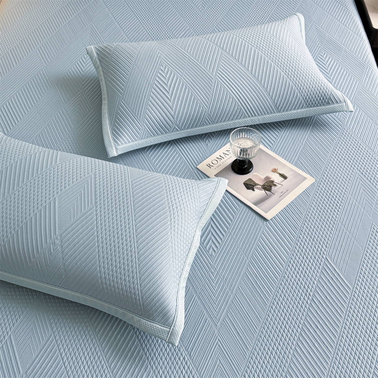 91家纺网 家纺一手货源 找家纺 耐思家纺 2026新品A类高克重高端复合三明治PE乙纶提花冰豆豆凉席床笠都市棱境系列（提供买家秀） 都市棱境-蓝床笠款