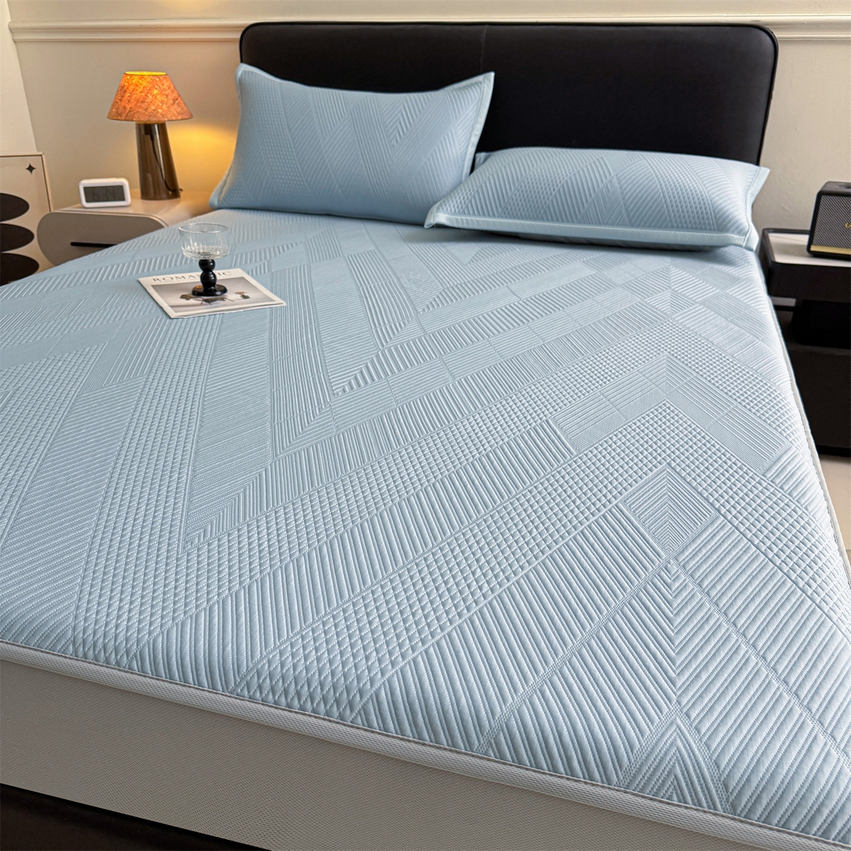 91家纺网 家纺一手货源 找家纺 耐思家纺 2026新品A类高克重高端复合三明治PE乙纶提花冰豆豆凉席床笠都市棱境系列（提供买家秀） 都市棱境-蓝床笠款