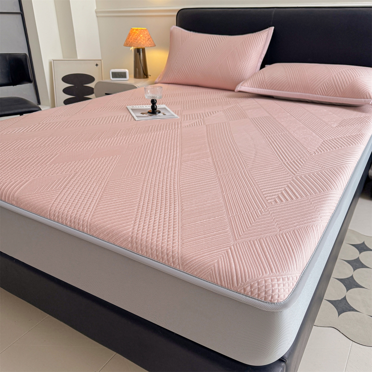 91家纺网 家纺一手货源 找家纺 耐思家纺 2026新品A类高克重高端复合三明治PE乙纶提花冰豆豆凉席床笠都市棱境系列（提供买家秀） 都市棱境-粉床笠款