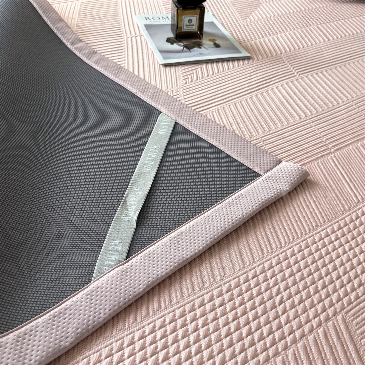 91家纺网 家纺一手货源 找家纺 耐思家纺 2026新品A类高克重高端复合三明治PE乙纶提花冰豆豆凉席床笠都市棱境系列（提供买家秀） 都市棱境-粉床席款