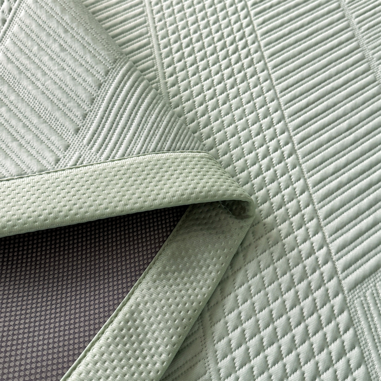 91家纺网 家纺一手货源 找家纺 耐思家纺 2026新品A类高克重高端复合三明治PE乙纶提花冰豆豆凉席床笠都市棱境系列（提供买家秀） 都市棱境-绿床席款