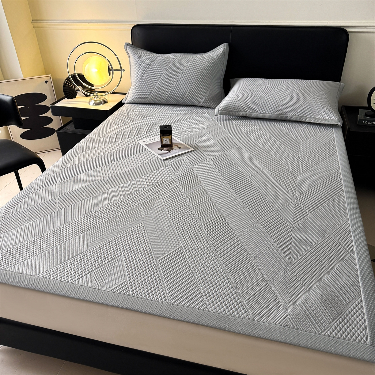 91家纺网 家纺一手货源 找家纺 耐思家纺 2026新品A类高克重高端复合三明治PE乙纶提花冰豆豆凉席床笠都市棱境系列（提供买家秀） 都市棱境-灰床席款