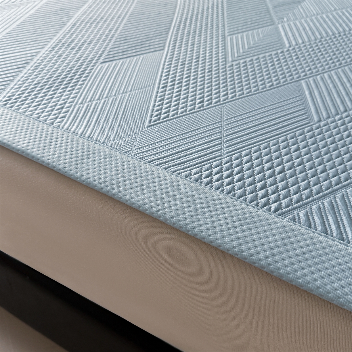 91家纺网 家纺一手货源 找家纺 耐思家纺 2026新品A类高克重高端复合三明治PE乙纶提花冰豆豆凉席床笠都市棱境系列（提供买家秀） 都市棱境-蓝床席款