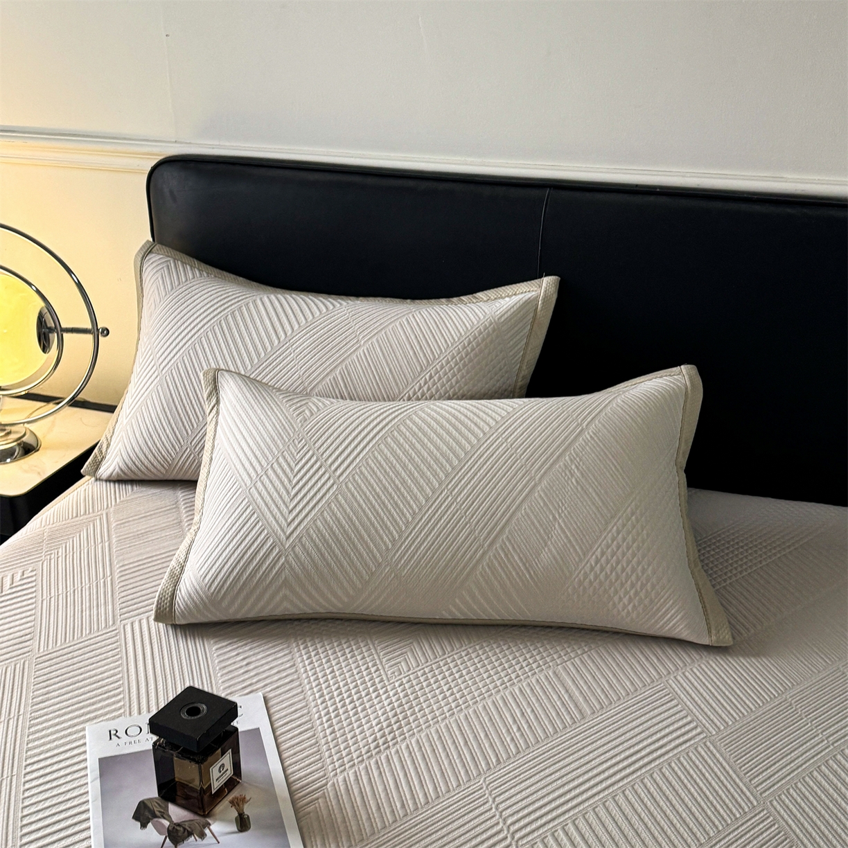 91家纺网 家纺一手货源 找家纺 耐思家纺 2026新品A类高克重高端复合三明治PE乙纶提花冰豆豆凉席床笠都市棱境系列（提供买家秀） 都市棱境-卡其床席款